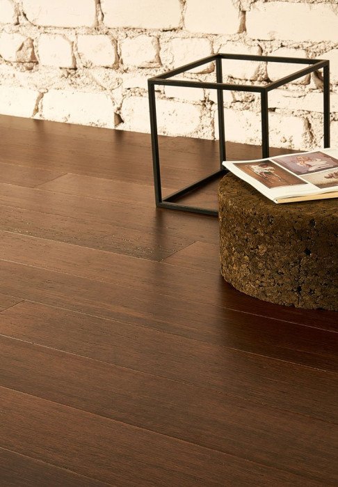 Bambuko grindys/Dažytos, šukuotos bambuko masyvo grindys, tamsi viskio spalva-UV treffert lakas.